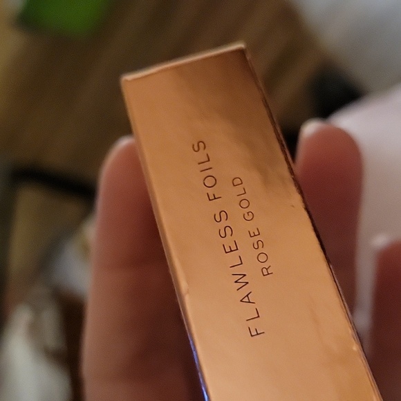 Revolution Flawless Foils Rose Gold Eyeshadow New - Picture 3 of 3